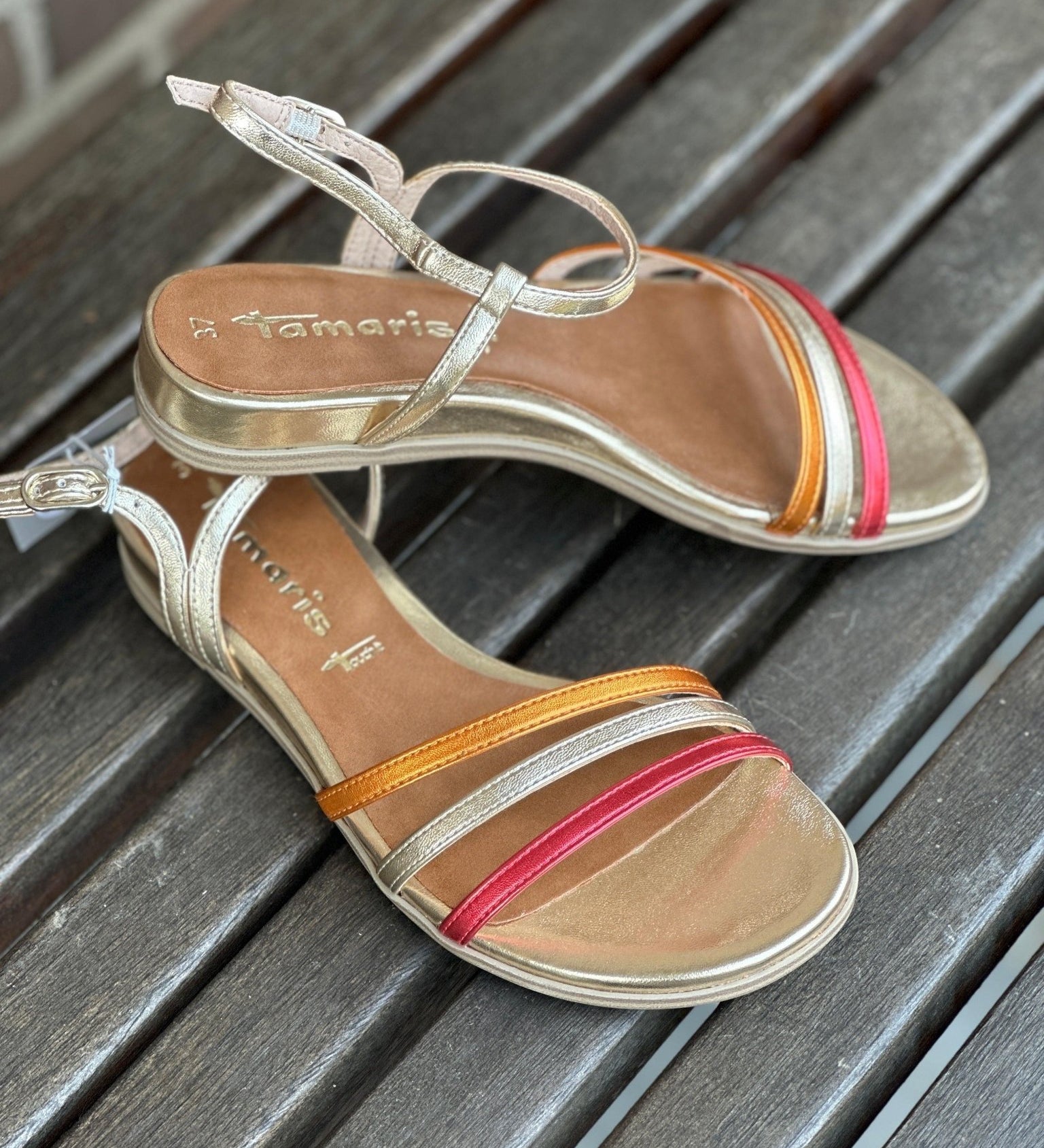 Tamaris sandal i guldfarvet kombination 28133