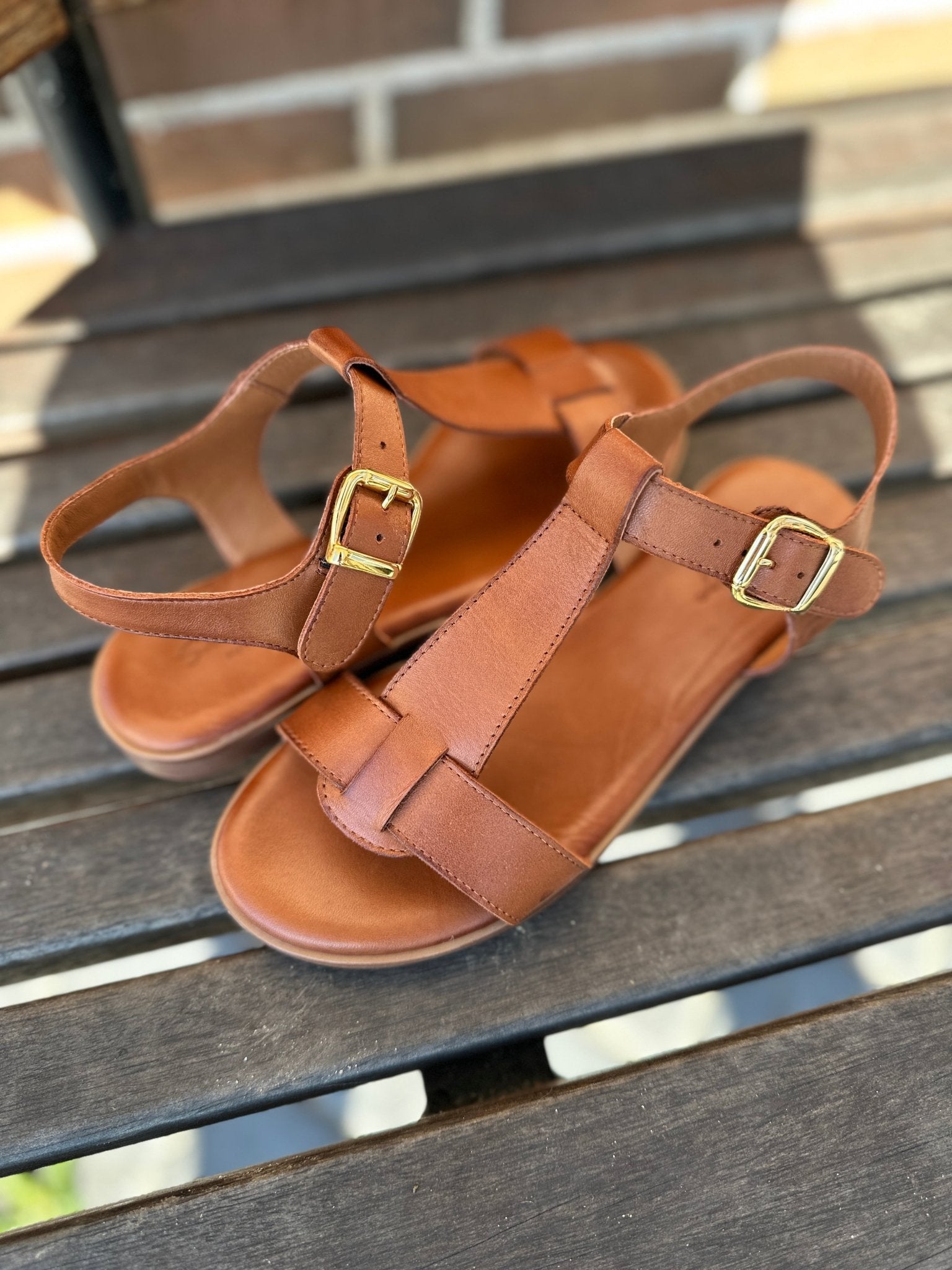 NORA damesandaler i Brandy læder Flade sandaler med T-rem og justerbart spænde | Komfort fra Shoedesign Copenhagen